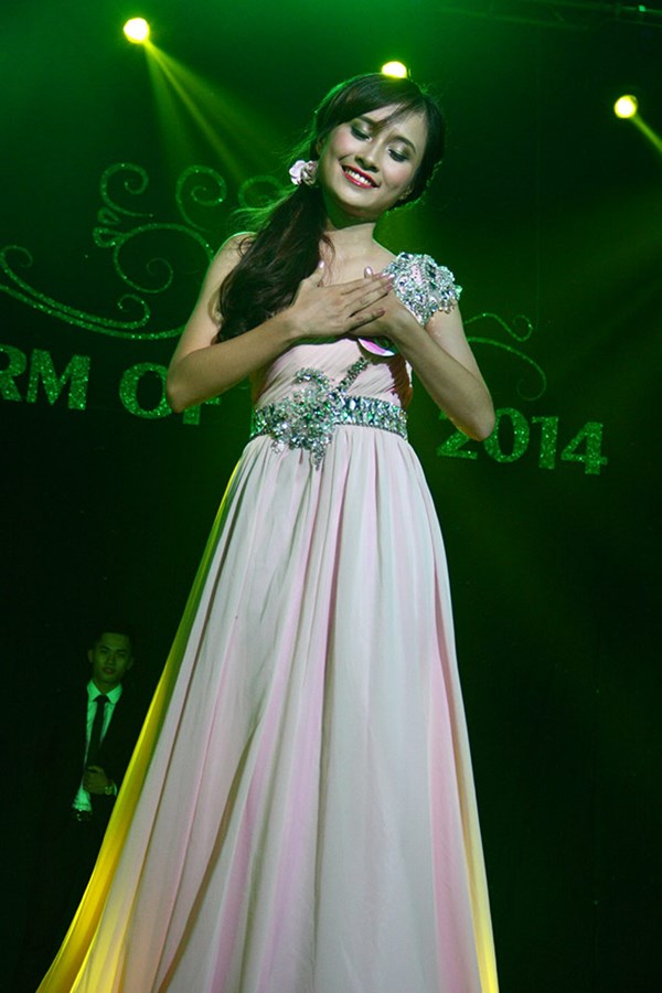 Nữ sinh miền núi giành vương miện hoa khôi Charm of Law 2014