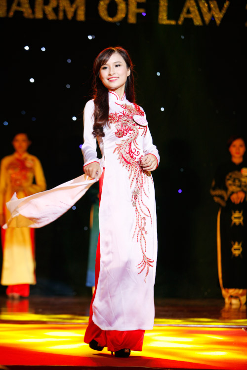 Nữ sinh miền núi giành vương miện hoa khôi Charm of Law 2014