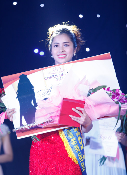 Nữ sinh miền núi giành vương miện hoa khôi Charm of Law 2014