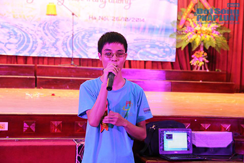 Chàng trai khiếm thị 9X hát rap khuấy động hội trường