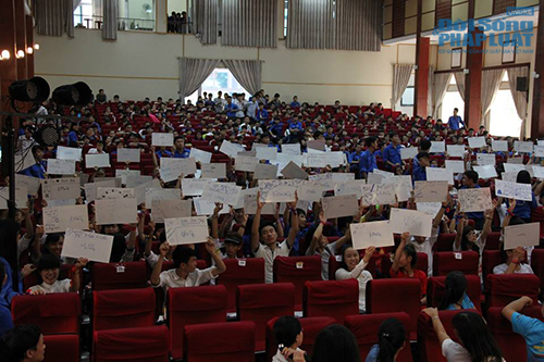 Chàng trai khiếm thị 9X hát rap khuấy động hội trường