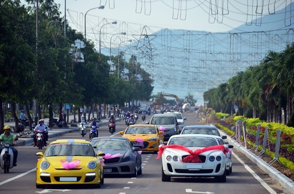 Đám cưới “phố núi” với dàn siêu xe ô tô hoành tráng