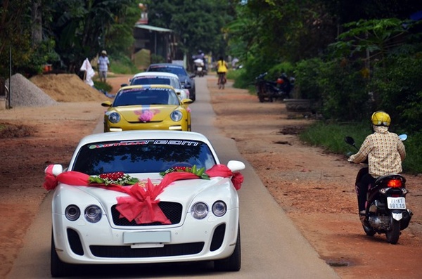 Đám cưới “phố núi” với dàn siêu xe ô tô hoành tráng