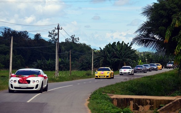 Đám cưới “phố núi” với dàn siêu xe ô tô hoành tráng