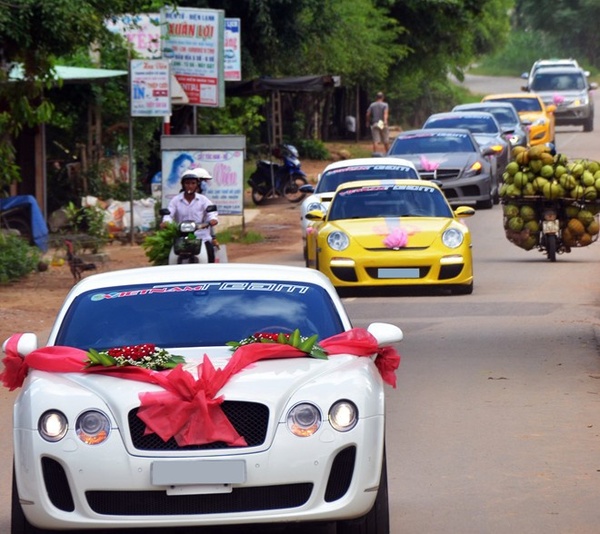 Đám cưới “phố núi” với dàn siêu xe ô tô hoành tráng