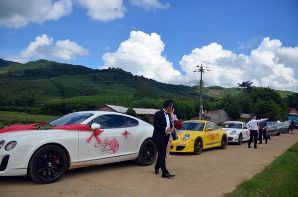 Đám cưới “phố núi” với dàn siêu xe ô tô hoành tráng