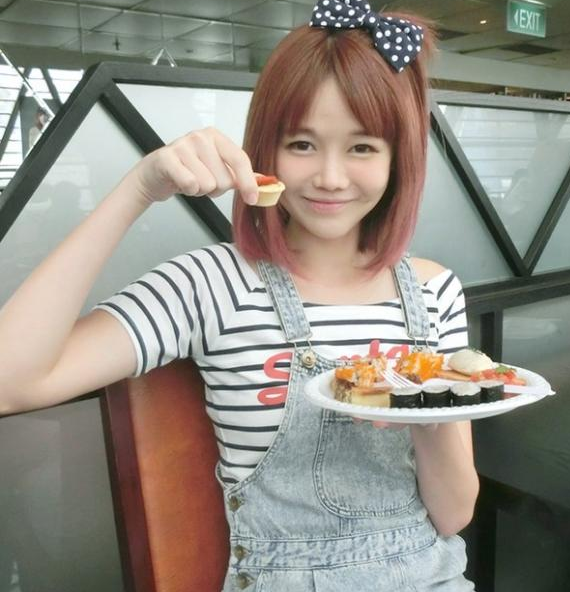 Hot blogger Singapore gây choáng vì khoe “chiến tích dao kéo”