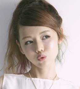 Hot blogger Singapore gây choáng vì khoe “chiến tích dao kéo”