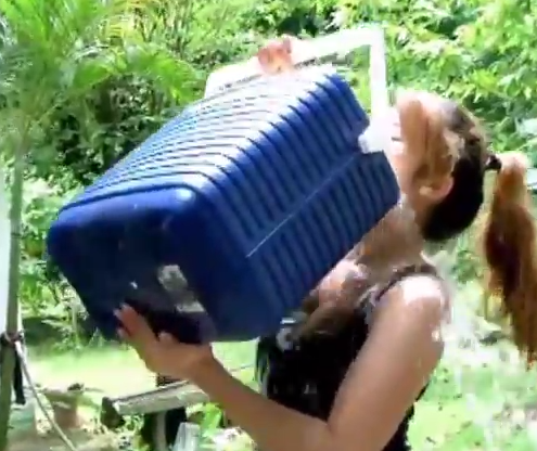 Hot girl câu cá “hớp hồn” người xem với màn dội nước đá