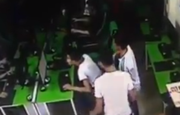 Mải chơi game thanh niên bị bạn gái “bạt tai” tới tấp