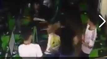 Mải chơi game thanh niên bị bạn gái “bạt tai” tới tấp