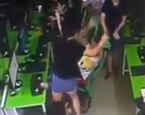 Mải chơi game thanh niên bị bạn gái “bạt tai” tới tấp