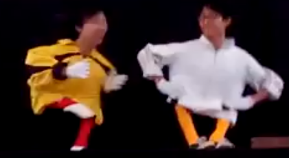 Màn múa rối cực ấn tượng của hai thanh niên