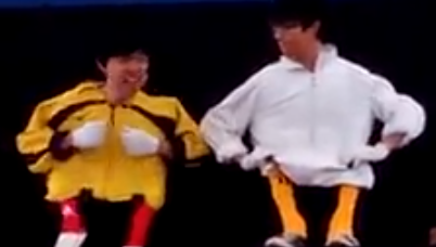 Màn múa rối cực ấn tượng của hai thanh niên