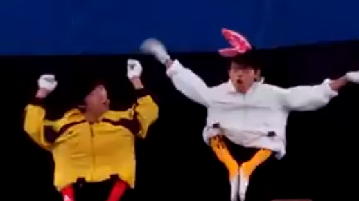 Màn múa rối cực ấn tượng của hai thanh niên