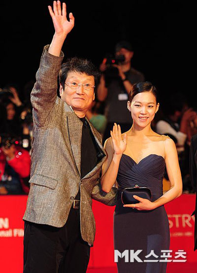 Các sao nữ ăn mặc hở hang bị 