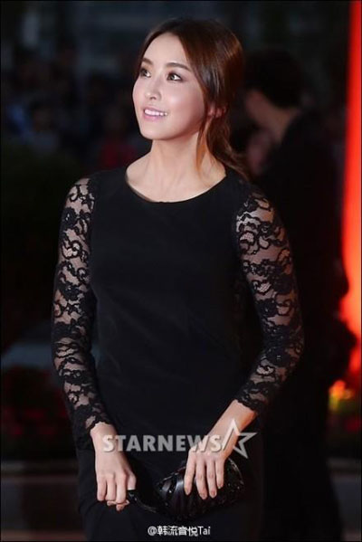 Các sao nữ ăn mặc hở hang bị 