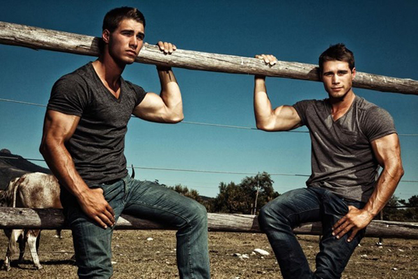 Anh em sinh đôi đẹp ngất ngây với thân hình 6 múi 