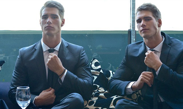 Anh em sinh đôi đẹp ngất ngây với thân hình 6 múi 