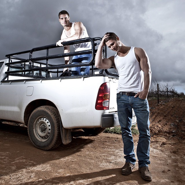 Anh em sinh đôi đẹp ngất ngây với thân hình 6 múi 