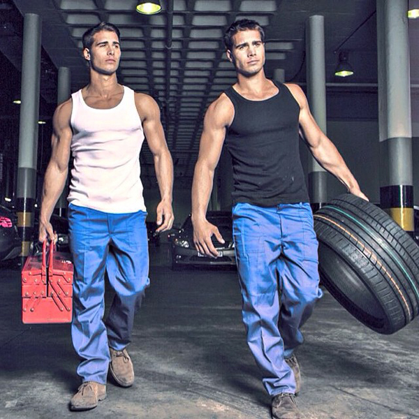 Anh em sinh đôi đẹp ngất ngây với thân hình 6 múi 