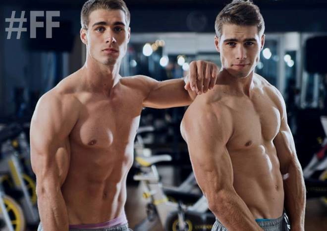 Anh em sinh đôi đẹp ngất ngây với thân hình 6 múi 