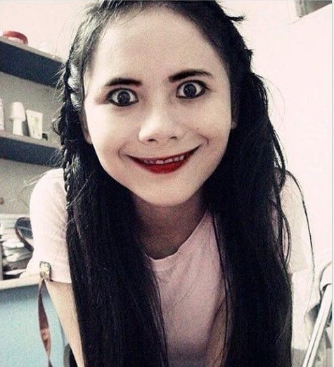 Cô gái 9X hóa trang giống nhân vật phim ma búp bê Annabelle 