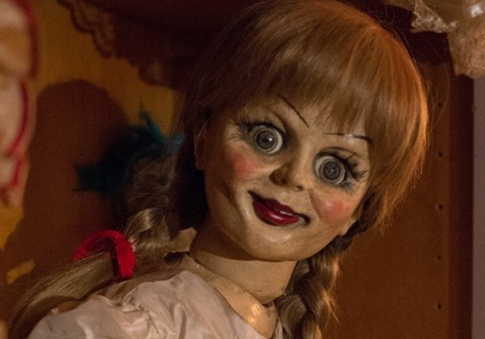 Cô gái 9X hóa trang giống nhân vật phim ma búp bê Annabelle 
