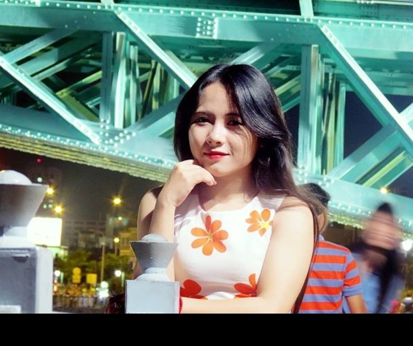 Cô gái 9X hóa trang giống nhân vật phim ma búp bê Annabelle 