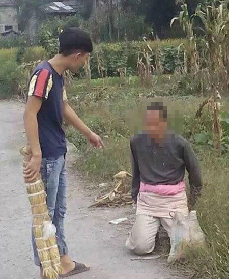 Bức xúc thanh niên dọa nạt bắt người đàn ông hơn tuổi quỳ gối 