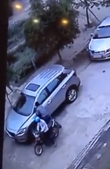 Clip: “Đạo chích” bẻ đôi gương ô tô trong vòng 10 giây