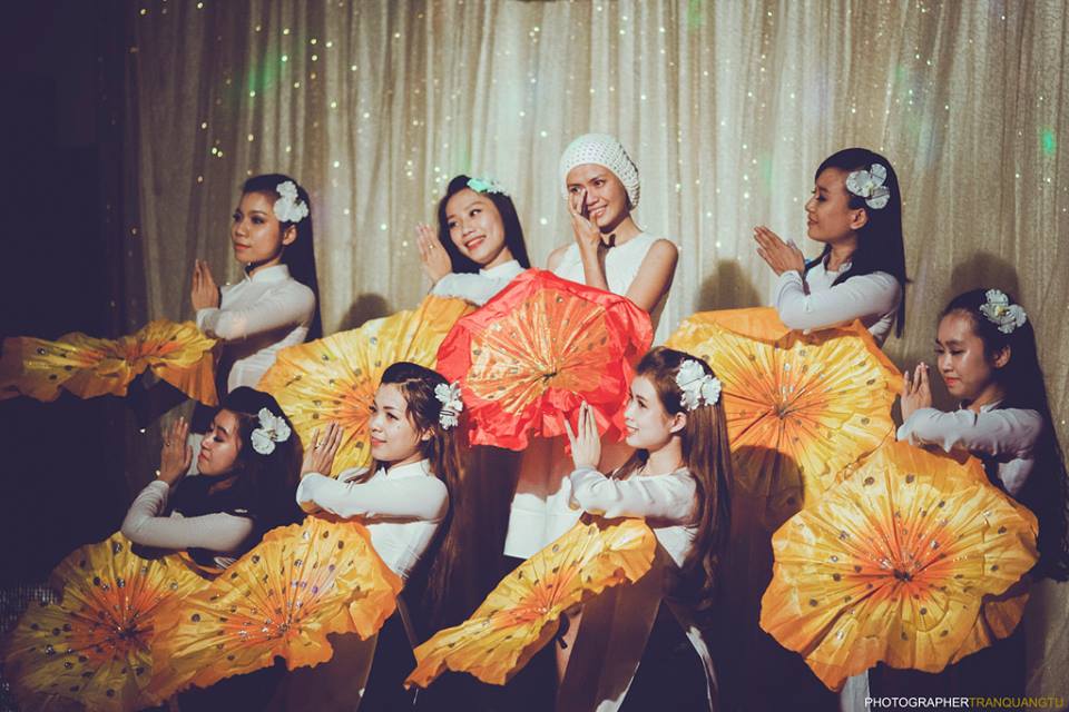 Cô gái xinh đẹp mắc bệnh máu trắng nghẹn ngào nói lời cảm ơn