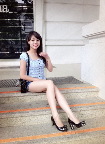 Vẻ đẹp vạn người mê của nữ sinh 9X bị chụp lén 