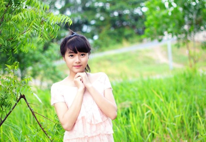 Vẻ đẹp vạn người mê của nữ sinh 9X bị chụp lén 