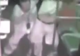 Clip: “Yêu râu xanh”dở trò đồi bại với cô gái trên xe bus