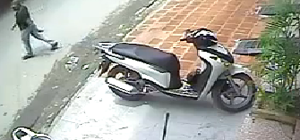 Clip: Trộm “chậm rãi” bẻ khóa xe SH