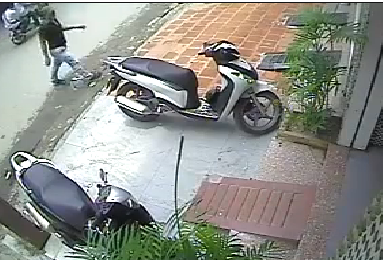 Clip: Trộm “chậm rãi” bẻ khóa xe SH