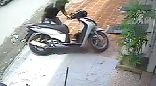 Clip: Trộm “chậm rãi” bẻ khóa xe SH