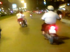 Ba thiếu nữ “xinh đẹp” lạng lách, đánh võng trên đường