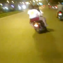 Ba thiếu nữ “xinh đẹp” lạng lách, đánh võng trên đường