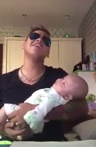 Clip: Bố xăm trổ hát ru con bằng ca khúc “Chắc ai đó sẽ về”