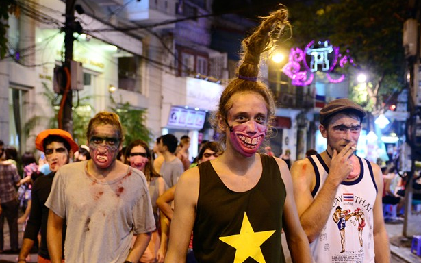 Chùm ảnh Halloween: Giới trẻ hóa “ma quỷ” diễu phố trong đêm