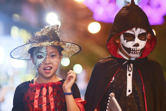 Chùm ảnh Halloween: Giới trẻ hóa “ma quỷ” diễu phố trong đêm