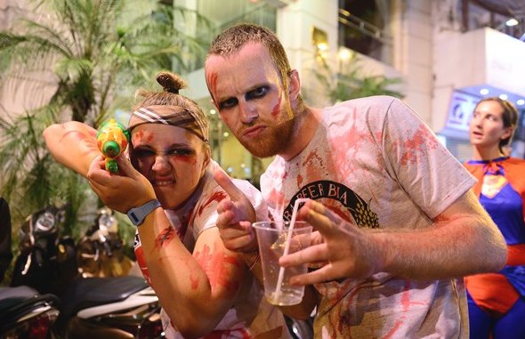 Chùm ảnh Halloween: Giới trẻ hóa “ma quỷ” diễu phố trong đêm