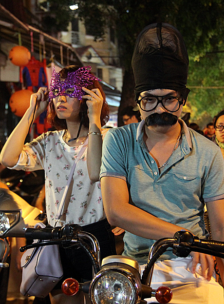 Chùm ảnh Halloween: Giới trẻ hóa “ma quỷ” diễu phố trong đêm