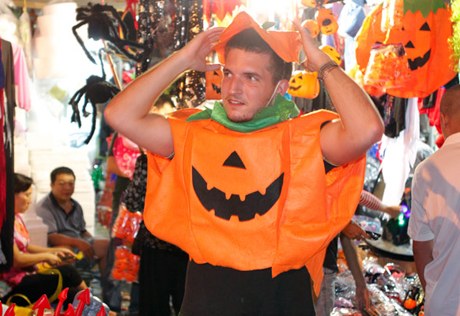 Chùm ảnh Halloween: Giới trẻ hóa “ma quỷ” diễu phố trong đêm