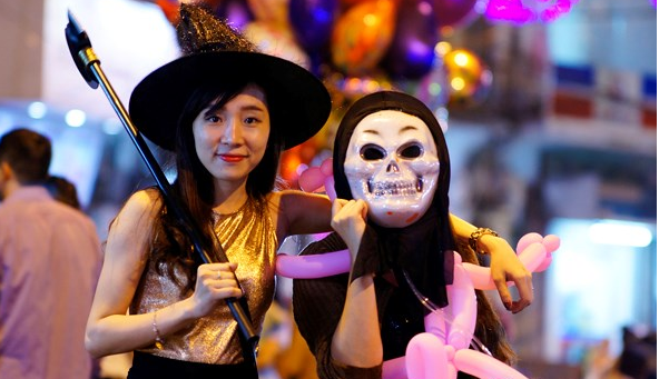 Chùm ảnh Halloween: Giới trẻ hóa “ma quỷ” diễu phố trong đêm