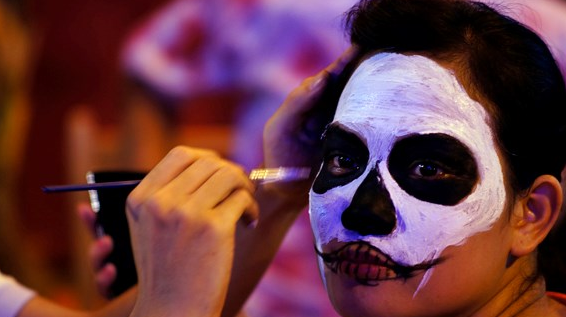 Ngắm thiếu nữ trước và sau hóa trang thành “ma nữ” đêm Halloween