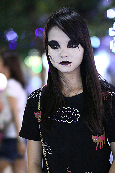 Ngắm thiếu nữ trước và sau hóa trang thành “ma nữ” đêm Halloween