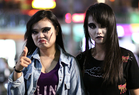 Ngắm thiếu nữ trước và sau hóa trang thành “ma nữ” đêm Halloween